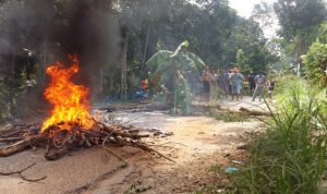 Cerita Warga yang Blokir Akses Jalur Pakong-Sumenep: Puluhan Tahun Dibiarkan Rusak