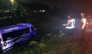 Minibus Pengemudi Pamekasan Kecelakaan di Tol Sumo