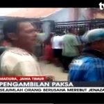 Sambil Ayunkan Sajam, Ratusan Warga di Pamekasan Ambil Paksa Jenazah Covid-19
