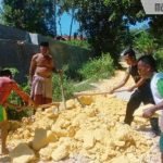 Menkopolhukam Bakal ke Pamekasan, Warga Plakpak Perbaiki Jalan Rusak