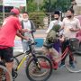 Berharap Zona Hijau, Bagikan 1.800 Kaleng Susu ke Pengayuh Sepeda di Bangkalan