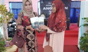 Buku Karya Orang Tua Siswa Warnai Perpisahan Siswa SMK Al-Asy’ari Bangkalan