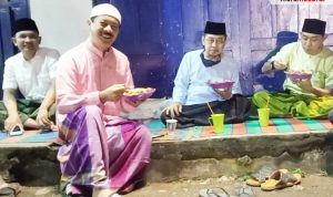 Mendoakan Fattah Jasin Saat Makan Nasi di Emperan Toko
