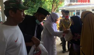 Fauzi-Eva Bagikan Bantuan Sembako untuk Warga Kurang Mampu di Desa Giring dan Kasengan