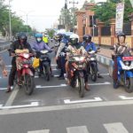 Garis Jaga Jarak di Lampu Merah ala Moto-GP di Bangkalan