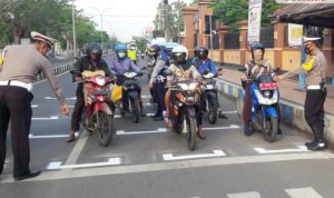 Garis Jaga Jarak di Lampu Merah ala Moto-GP di Bangkalan