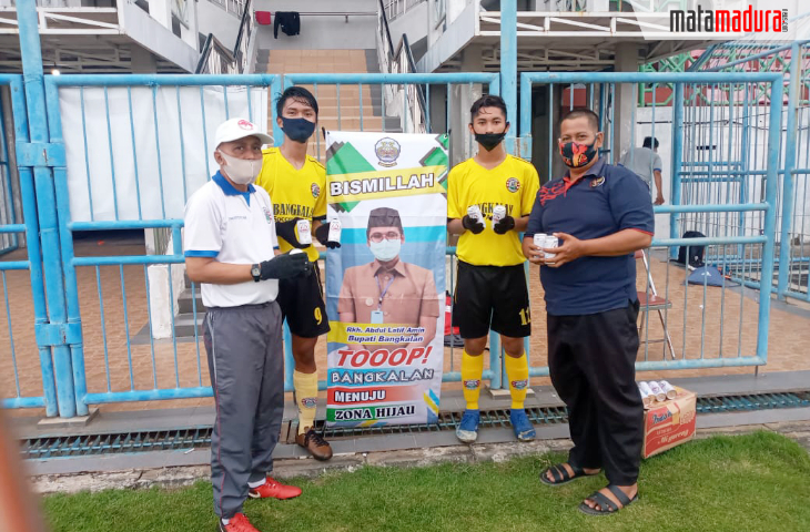 Menuju Zona Hijau, KONI Bangkalan Serahkan Ratusan Kaleng Susu untuk Soccer AcademyÂ 