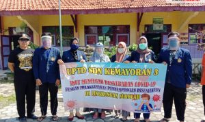 Mahasiswa UTM Blusukan Bagikan Masker dan Semprot Disinfektan di Kemayoran