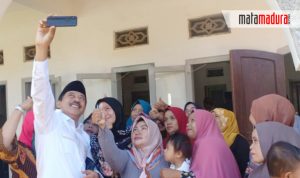 Emak-Emak di Pulau Kangean Berebut Selfie dengan Fattah Jasin