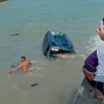 Mobil Carry Kecemplung di Pantai Camplong Sampang