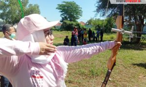 Ketika Nyai Zaenab Memanah dengan Atlet Panahan Muda Berprestasi Della Handayani