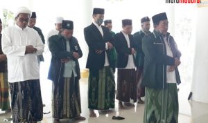 Breaking News: Gus Acing-Mas Kiai Shalat Dhuha di Masjid Jamik Sebelum Daftar ke KPU