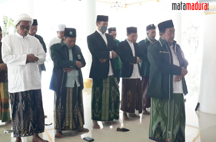 Breaking News: Gus Acing-Mas Kiai Shalat Dhuha di Masjid Jamik Sebelum Daftar ke KPU