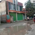 Warga Mengeluh Kondisi Jalan Depan Pasar Tona’an Bangkalan Rusak Tak Kunjung Diperbaiki