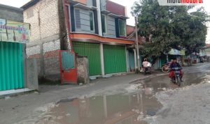 Warga Mengeluh Kondisi Jalan Depan Pasar Tona’an Bangkalan Rusak Tak Kunjung Diperbaiki