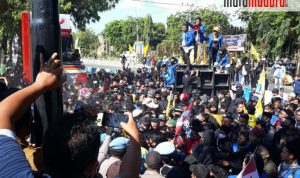 Aksi Penolakan Undang-Undang Cipta Kerja PMII-GMNI di Sumenep Memanas