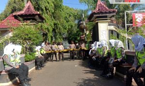 Polisi Bangkalan Sambut Aksi Trunojoyo Bergerak Dengan Asmaul Husna