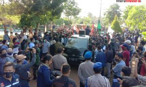 Imbas Demo, Ruas Jalan Soekarno Hatta Bangkalan Tutup Total