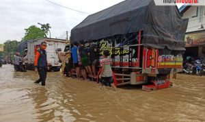 Lagi, Banjir di JL Raya Blega. Lalu Lintas Macet