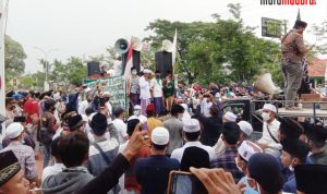 Ribuan Simpatisan Habib Rizieq Demo Mapolres Bangkalan
