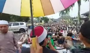 Ratusan Simpatisan Habib Rizieq Kepung Polres Ciamis