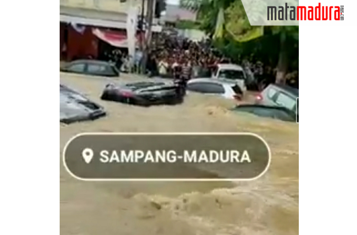 Mobil Terhanyut Banjir