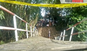 Banjir di Sampang Bikin Jembatan Penghubung Antar Desa Ambruk