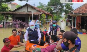 Kunjungi Lokasi Banjir di Pamekasan, Gubernur Jawa Timur Minta Pemkab Lakukan Ini