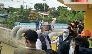 Gubernur Jawa Timur Tinjau Penyebab Banjir di Sampang, Singgung Sering Sampaikan Solusi