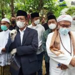 KH Ali Karrar Mimpin Tahlil dan Doa di Pemakaman Kakak Tertua Menkopolhukam