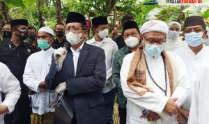 KH Ali Karrar Mimpin Tahlil dan Doa di Pemakaman Kakak Tertua Menkopolhukam
