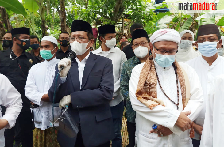 KH Ali Karrar Mimpin Tahlil dan Doa di Pemakaman Kakak Tertua Menkopolhukam