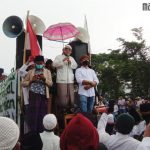 Diguyur Hujan, Ribuan Simpatisan Habib Rizieq Tetap Sampaikan Aspirasi di Mapolres BangkalanÂ 