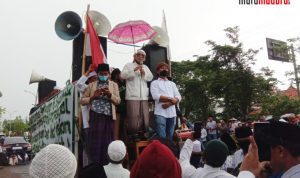 Diguyur Hujan, Ribuan Simpatisan Habib Rizieq Tetap Sampaikan Aspirasi di Mapolres BangkalanÂ 