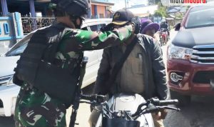 Yonif Raider 500/Sikatan Bagikan 1000 Masker di Enarotali Paniai Papua