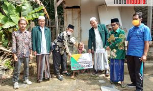 Nenek Buwat Dapat Bantuan Bedah Rumah dari Basnaz Sampang