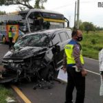 Mobil Innova Tabrak Pohon Trembesi di Akses Suramadu