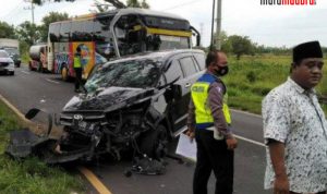 Mobil Innova Tabrak Pohon Trembesi di Akses Suramadu