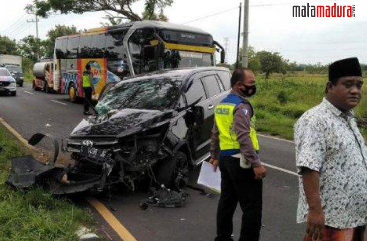 Mobil Innova Tabrak Pohon Trembesi di Akses Suramadu