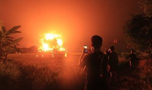 Kobaran Api Kilang Minyak Pertamina Balongan Jadi Tontonan Warga