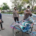 Polisi Bangkalan Bagi-bagi Ratusan Takjil ke Setiap Orang yang Lewat