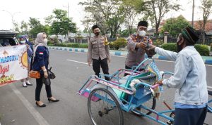 Polisi Bangkalan Bagi-bagi Ratusan Takjil ke Setiap Orang yang Lewat