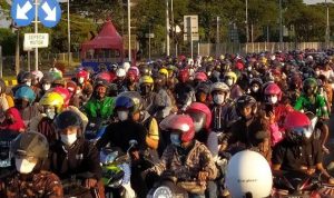 H-1 Lebaran, Sepeda Motor Mengular di Jembatan Suramadu