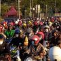 Sepeda Motor Mengular di Jembatan Suramadu