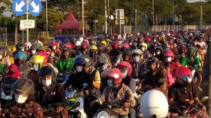 Sepeda Motor Mengular di Jembatan Suramadu