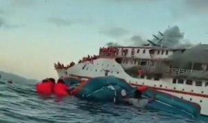 Detik-Detik Video Kapal Karya Indah Terbakar, Penumpang Berloncatan ke Laut