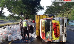 Truk Bermuatan Galon Terguling di Jalan Akses Jembatan Suramadu