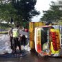 Truk Terguling Akses Jembatan Suramadu