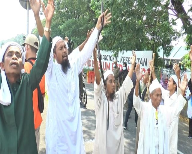 Rombongan Bergamis asal Pamekasan Datang BerdoaÂ 