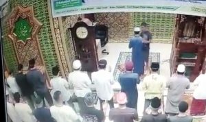 Viral, Pria Tampar Imam Shalat saat Baca Doa Qunut Subuh di Masjid